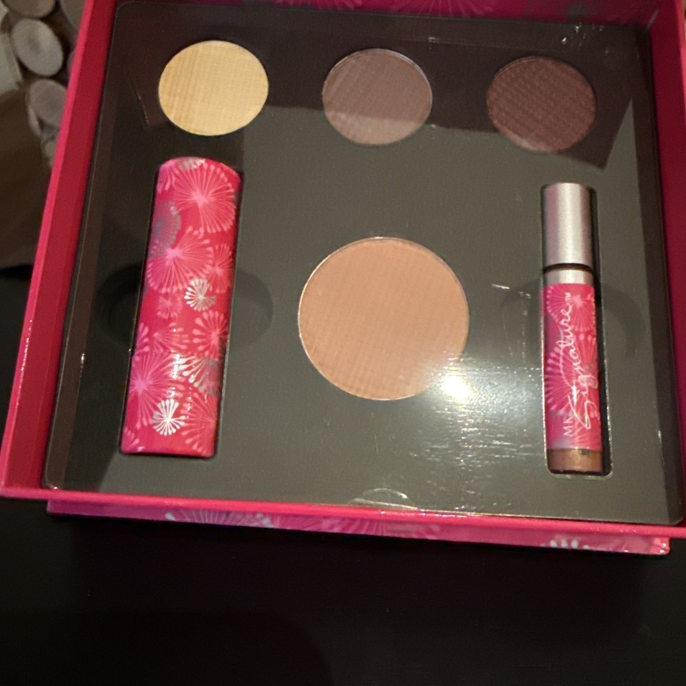Mary Kay Signature" Simply‎ Stunning" Color Collection  Eyes, Lips & Cheeks Set